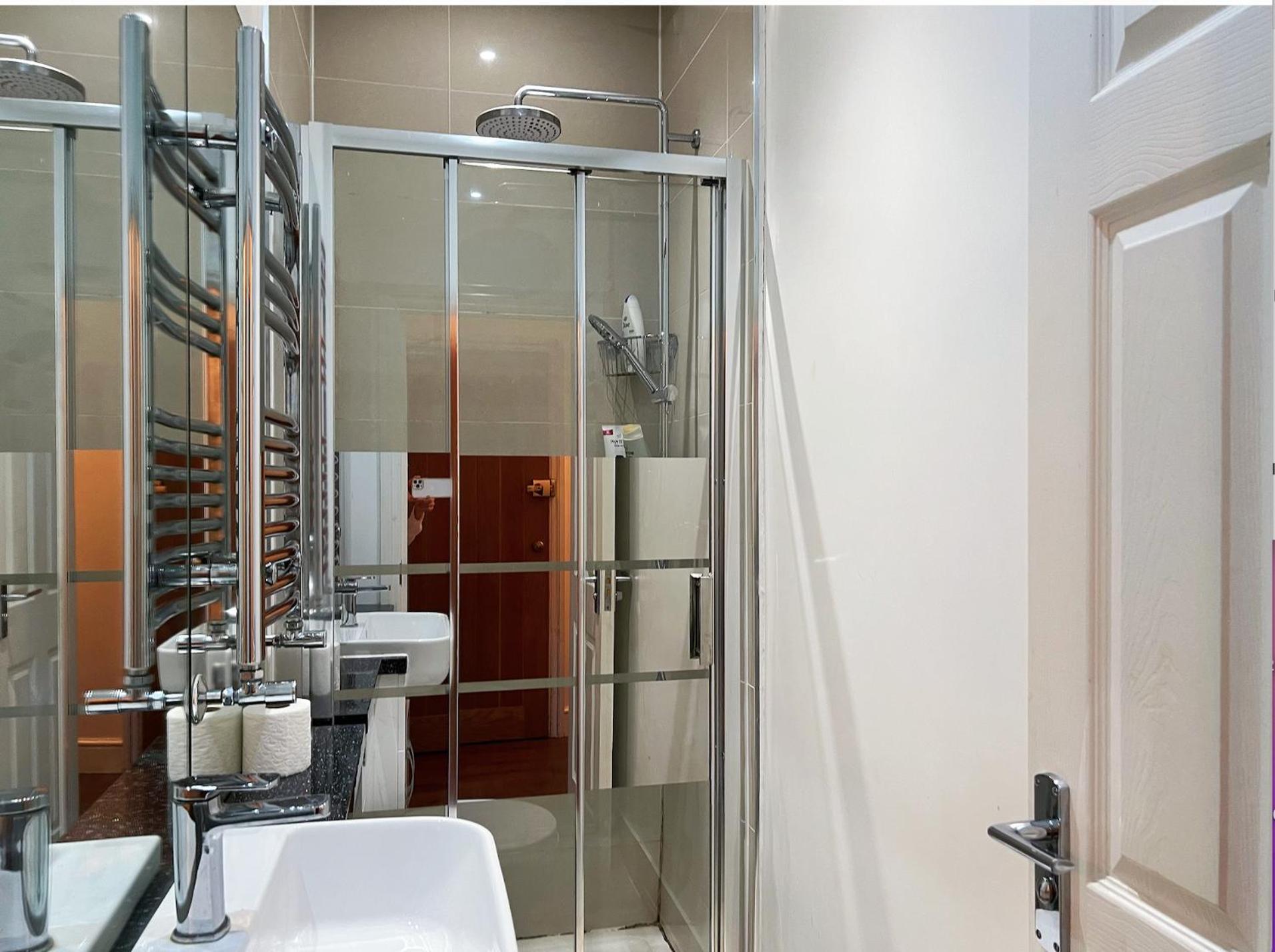 Lovely 2 Bedroom Garden Flat In Appartement *